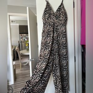 Leopard jumpsuit with small keyhole cut out